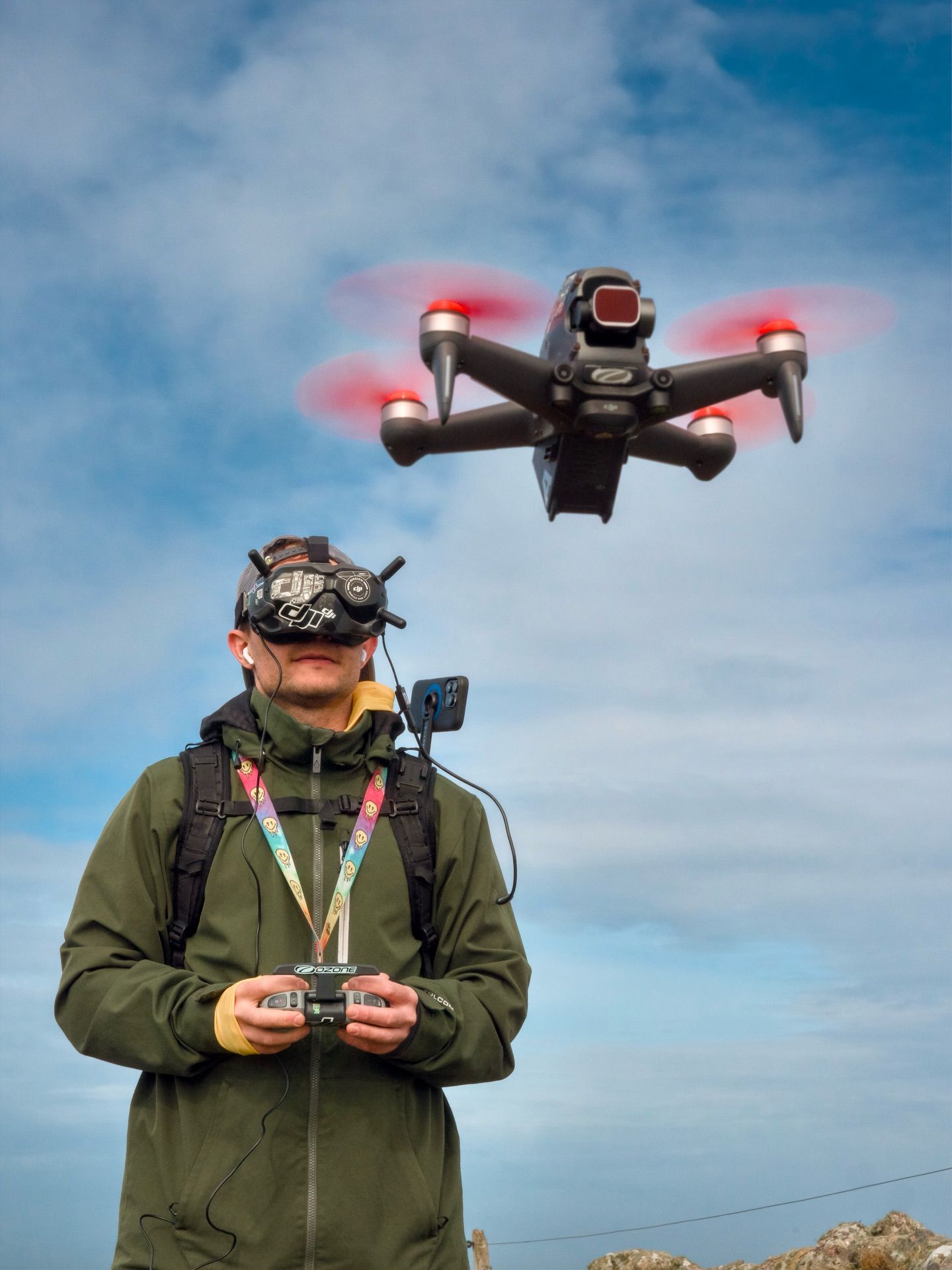 Drone i luften foran kamerapiloten